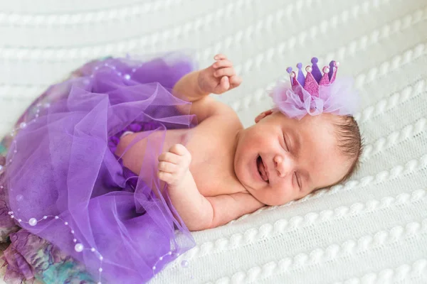 Nyfödd baby flicka prinsessa — Stockfoto