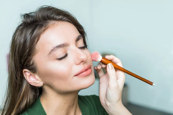 Mulher aplicando cosméticos — Fotografia de Stock