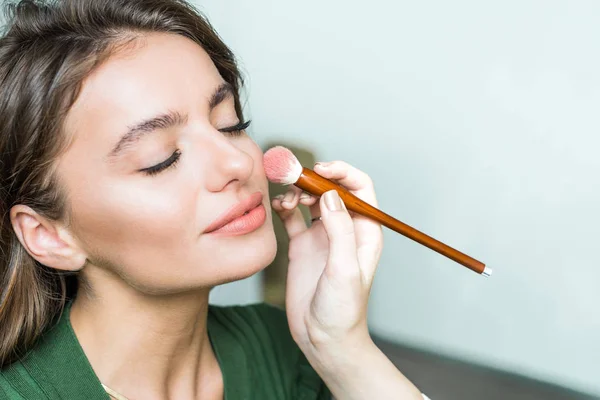 Mujer aplicando cosméticos —  Fotos de Stock