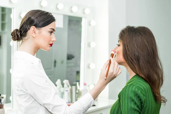 Vrouw toepassen cosmetische — Stockfoto
