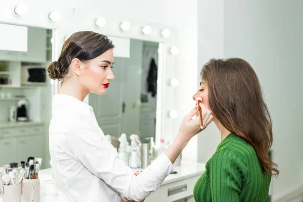 Vrouw toepassen cosmetische — Stockfoto