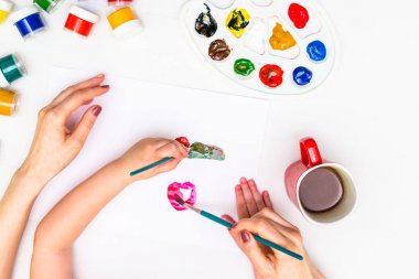 Childs'ın elinde bir çiçek boyama