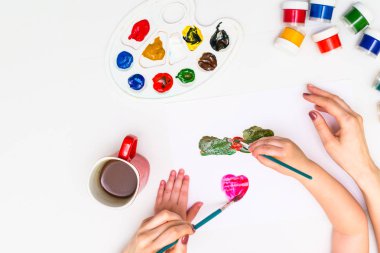 Childs'ın elinde bir çiçek boyama