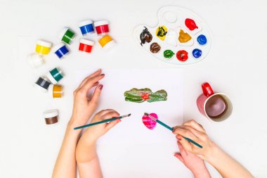 Childs'ın elinde bir çiçek boyama