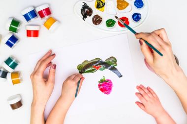 Childs'ın elinde bir çiçek boyama