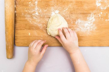 Çocuk elinde bir hamur yapmak