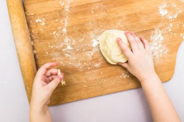 Çocuk elinde bir hamur yapmak