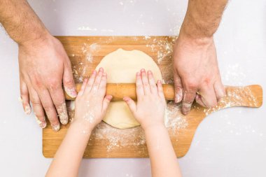 Çocuk ve baba el haddelenmiş hamur