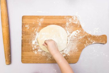 Çocuk ve baba el haddelenmiş hamur