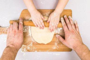 Çocuk ve baba el haddelenmiş hamur