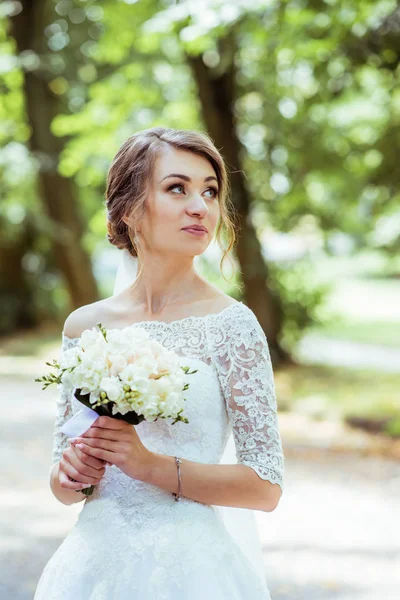 Boeket in handen van de bruiden — Stockfoto