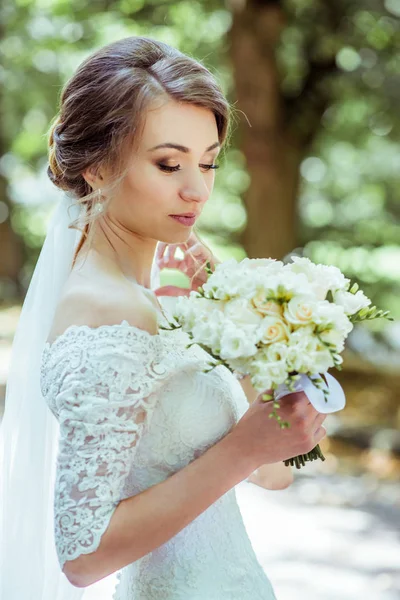 Bouquet in brides hands — Stock Photo, Image