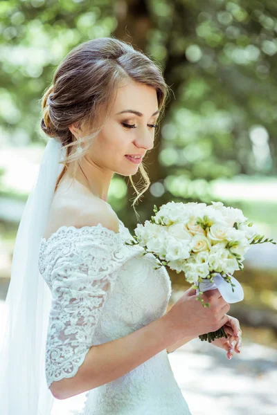 Csokor menyasszony kezében — Stock Fotó