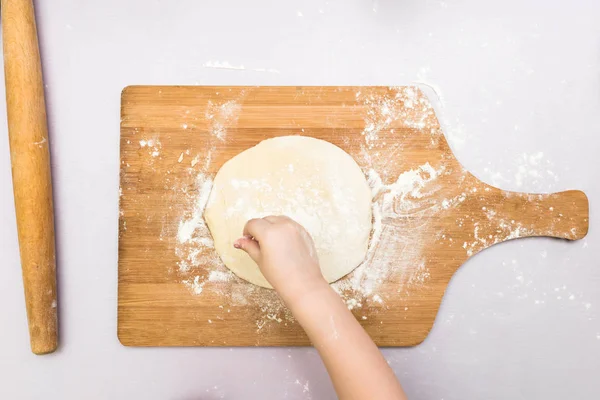 Çocuk ve baba el haddelenmiş hamur