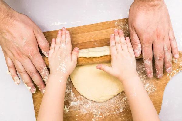 Діти і тато руки згорнули тісто — стокове фото