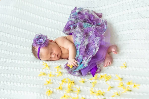 Nyfödd baby flicka prinsessa — Stockfoto