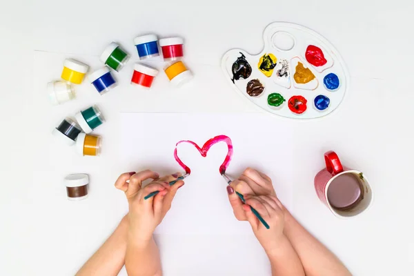 Childs hands painting a heart — Stock Photo, Image