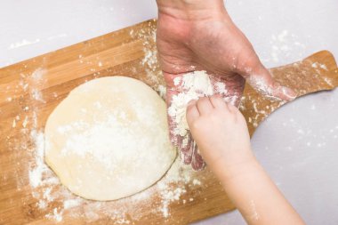 Çocuk ve baba el haddelenmiş hamur