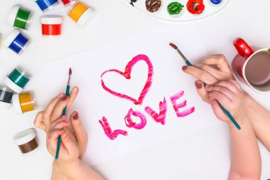 Childs'ın elleri bir kalp boyama