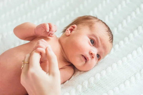 Nyfödd baby flicka prinsessa — Stockfoto