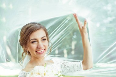 Gelin peçe altında