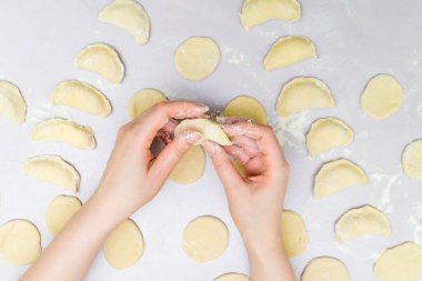 Kadının eller mantı yapmak