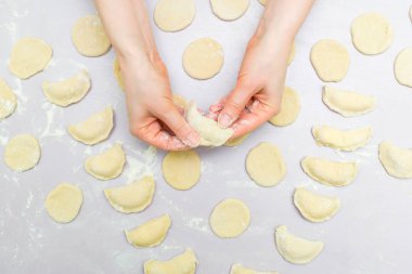 Kadının eller mantı yapmak