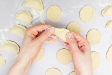 Kadının eller mantı yapmak