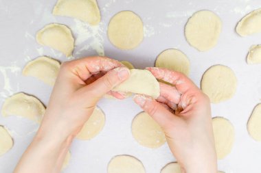 Kadının eller mantı yapmak