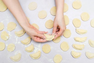 Kadının eller mantı yapmak