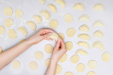 Kadının eller mantı yapmak