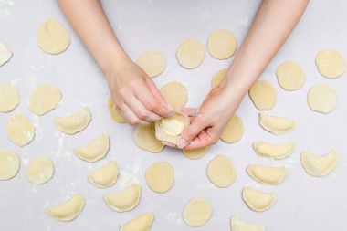 Kadının eller mantı yapmak