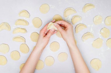 Kadının eller mantı yapmak