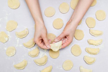 Kadının eller mantı yapmak