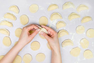 Kadının eller mantı yapmak