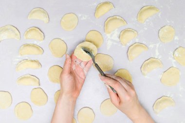 Kadının eller mantı yapmak