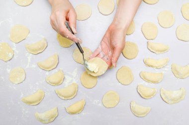 Kadının eller mantı yapmak