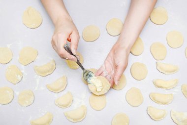 Kadının eller mantı yapmak