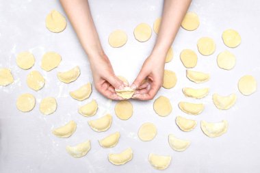 Kadının eller mantı yapmak