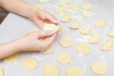 Kadının eller mantı yapmak