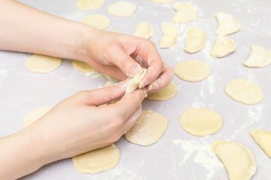 Kadının eller mantı yapmak