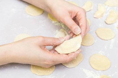 Kadının eller mantı yapmak