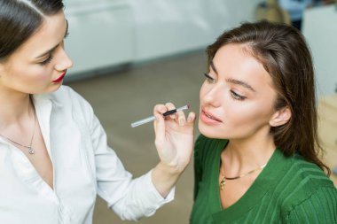 Kadının dudakları boyalar