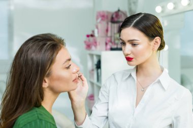 Kadının dudakları boyalar