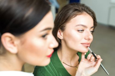 Kadının dudakları boyalar