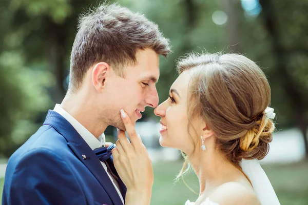 Boda pareja joven — Foto de Stock