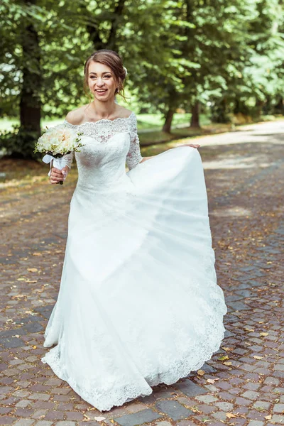 Bouquet dans les mains des mariées — Photo