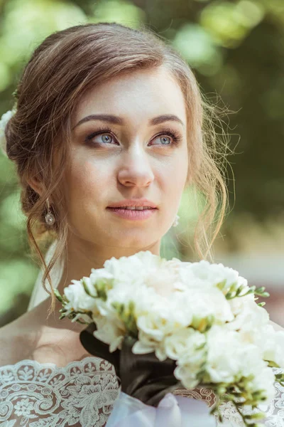 Bouquet dans les mains des mariées — Photo