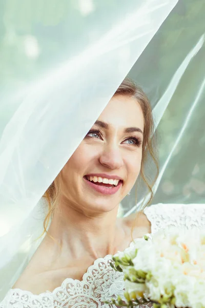 Braut unter Schleier — Stockfoto