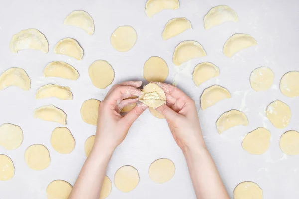 Dames handen maken ravioli — Stockfoto